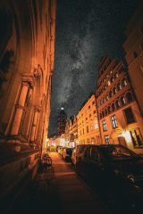 悬疑推理剧封面，夜晚城市霓虹背景，西瓜视频悬疑剧精选