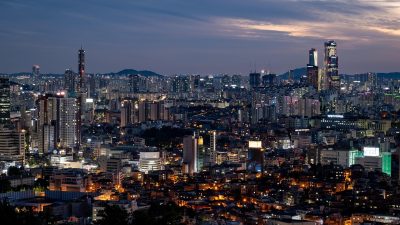 都市情感剧封面，城市夜景背景，主角剪影，西瓜视频电脑版独家高清内容
